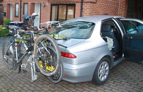Alfa Romeo 156 with the mountain bikes on the back